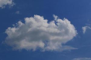 ciel bleu clair et nuages blancs photo