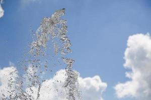 éclaboussures d'eau dans le ciel photo