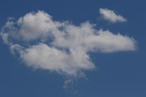 ciel bleu clair et nuages blancs photo