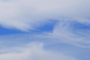 ciel bleu clair et nuages blancs photo