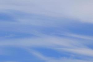 ciel bleu clair et nuages blancs photo