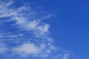 ciel bleu clair et nuages blancs photo