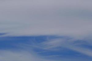 ciel bleu clair et nuages blancs photo