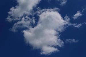 ciel bleu clair et nuages blancs photo