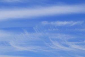 ciel bleu clair et nuages blancs photo