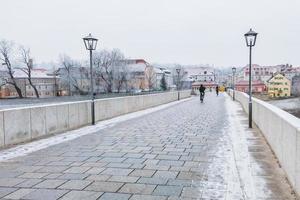 visite de la ville de Ratisbonne en hiver. vue depuis le pont de pierre photo