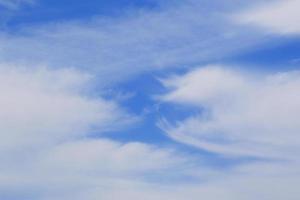 ciel bleu clair et nuages blancs photo