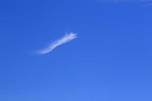 ciel bleu clair et nuages blancs photo
