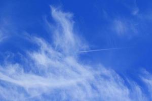 ciel bleu clair et nuages blancs photo