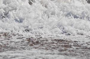 écume de mer. éclabousser d'eau photo