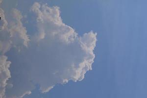 ciel bleu clair et nuages blancs photo