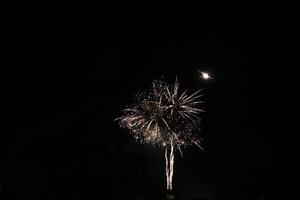 feux d'artifice colorés sur le ciel noir photo