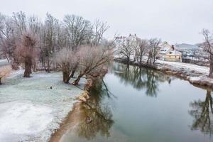 visite de la ville de Ratisbonne en hiver. vue depuis le pont de pierre photo