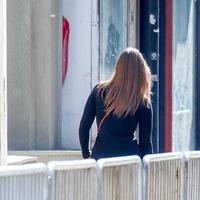 femme marchant dans la rue par une journée ensoleillée photo