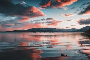 beau coucher de soleil dans les highlands écossais photo