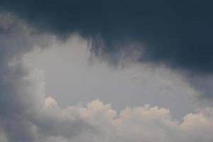 temps orageux et nuages sombres photo