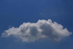 ciel bleu clair et nuages blancs photo