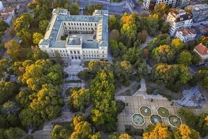 vue aérienne du drone du bâtiment du musée archéologique, varna, bulgarie photo