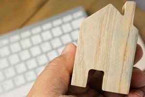 la maison en bois pour le concept de construction ou de propriété photo