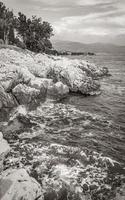 magnifique plage turquoise et rocheuse et promenade novi vinodolski croatie. photo