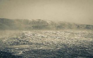 mer bleue agitée avec vent fort à novi vinodolski croatie. photo