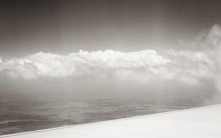 vue depuis la fenêtre de l'avion à haute altitude, turbines sur l'afrique. photo