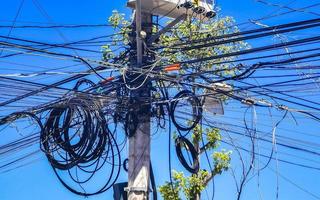chaos absolu des câbles sur le poteau électrique thaïlandais au mexique. photo