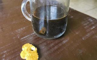 café et biscuits sur une table en bois au mexique. photo