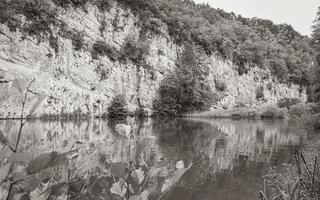 parc national des lacs de plitvice paysage coloré eau turquoise en croatie. photo