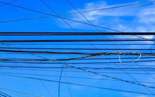 chaos absolu des câbles sur le poteau électrique thaïlandais au mexique. photo