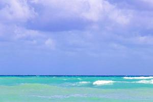 plage tropicale des caraïbes eau turquoise claire playa del carmen mexique. photo