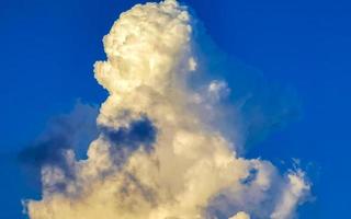 formation de nuages explosifs cumulus dans le ciel au mexique. photo
