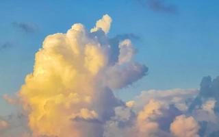 formation de nuages explosifs cumulus dans le ciel au mexique. photo