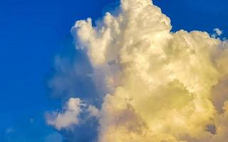 formation de nuages explosifs cumulus dans le ciel au mexique. photo