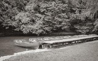 bateaux bruns au parc national des lacs de plitvice du lac kocjak. photo