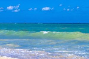 plage tropicale des caraïbes eau turquoise claire playa del carmen mexique. photo