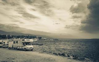 parking pour camping-cars caravanes sur la promenade de la plage rocheuse novi vinodolski. photo