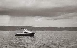 d'énormes nuages de pluie derrière un bateau novi vinodolski croatie. photo