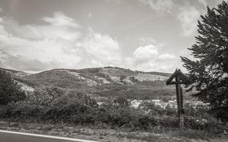 paysage naturel montagnes collines et zones agricoles tout en conduisant en croatie. photo