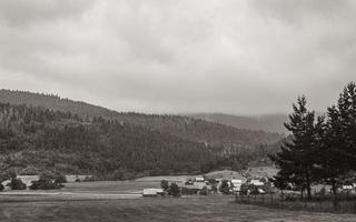 paysage naturel montagnes collines et zones agricoles tout en conduisant en croatie. photo