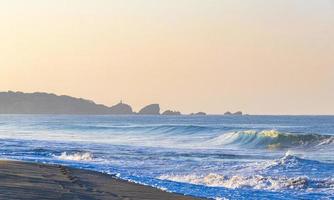 plage de vagues de surfeurs extrêmement énormes la punta zicatela mexique. photo