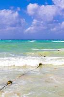 vagues d'eau bleue des caraïbes et bouée océanique et cordes mexique. photo