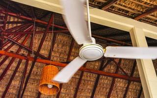 ventilateur blanc sous le toit palapa à puerto escondido mexique. photo