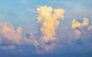 formation de nuages explosifs cumulus dans le ciel au mexique. photo