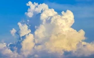 formation de nuages explosifs cumulus dans le ciel au mexique. photo