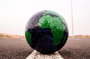 globe sur la route photo