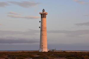 phare en bord de mer photo