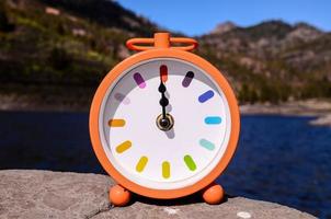 horloge sur un rocher photo