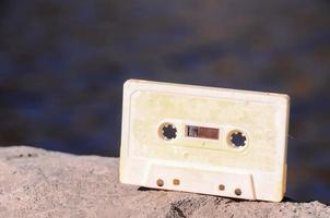 vieille cassette sur un rocher photo