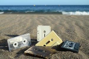 vieilles cassettes dans le sable photo
